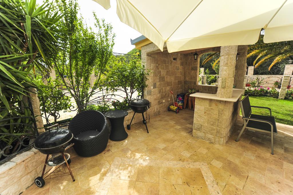 Villa Dolphin Apartments Petrovac Exterior photo
